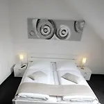 Am Blumenhaus 2*