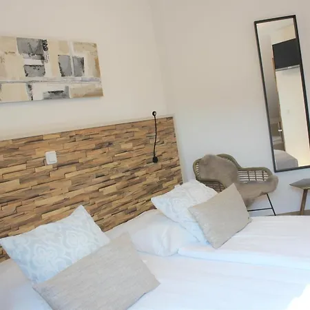 Am Blumenhaus Отель 2*