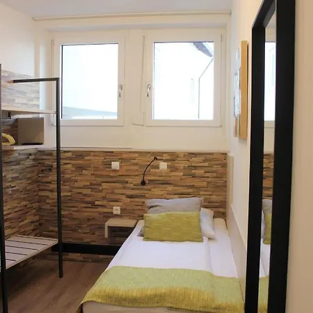 Am Blumenhaus 2*